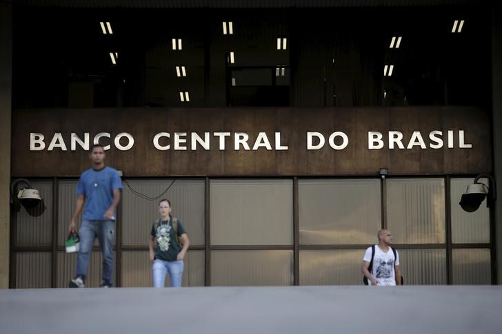 BC mantém o Selic em 13,75% às vésperas da eleição e diz que a inflação continua alta Por Reuters