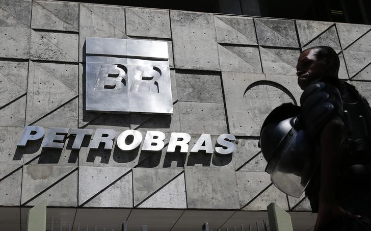 Produção da Petrobras cai 6,6% no 3º tri; venda de produtos também recua Por Reuters