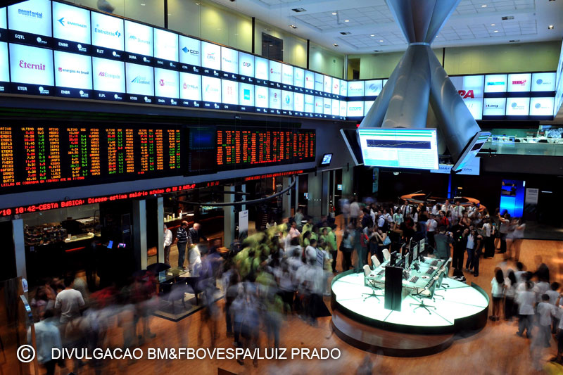 Petrobras pressiona Ibovespa; CSN sobe mais de 5%