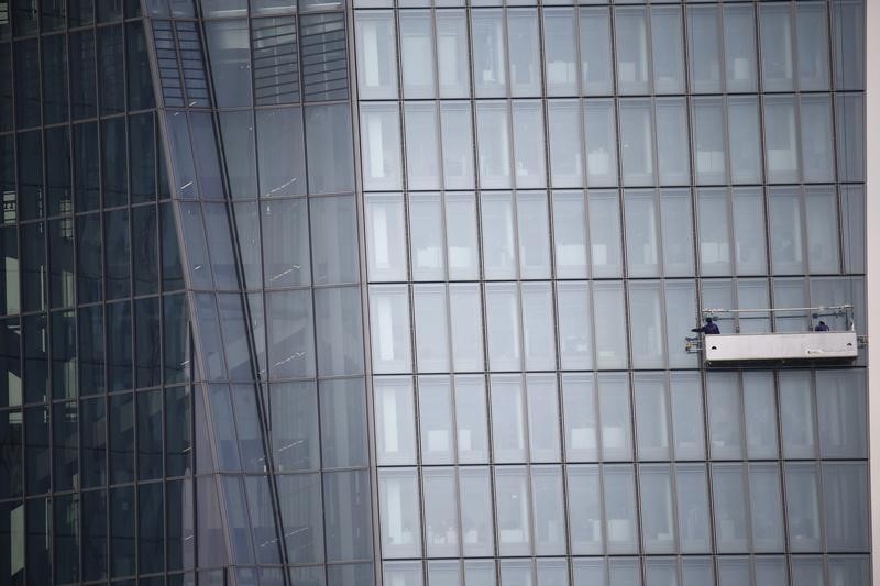 BCE precisará de mais aumentos de juros para combater a inflação, diz De Cos