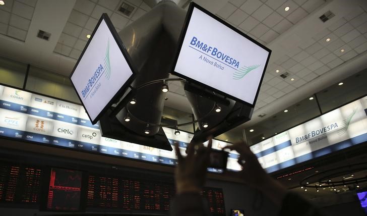 Ibovespa sobe com ajuda de Vale, mas desconforto fiscal persiste