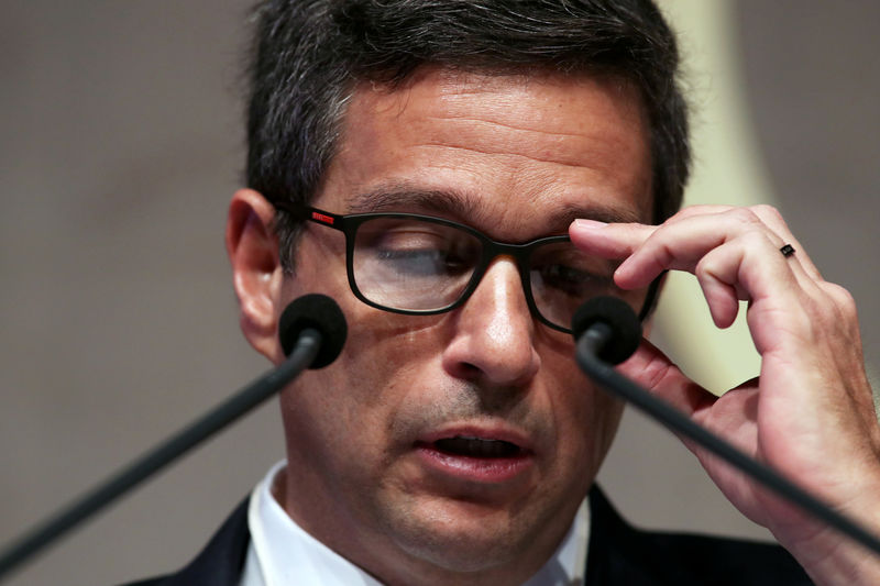 Inflação mostra melhora qualitativa, mas é cedo para comemorar, diz Campos Neto Por Reuters