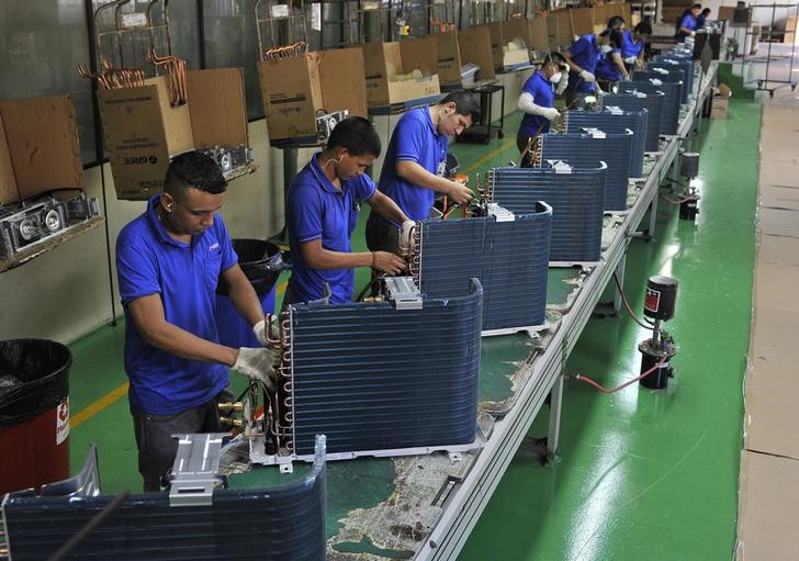 Após dois meses de queda, indústria cresce 0,3%, revela IBGE