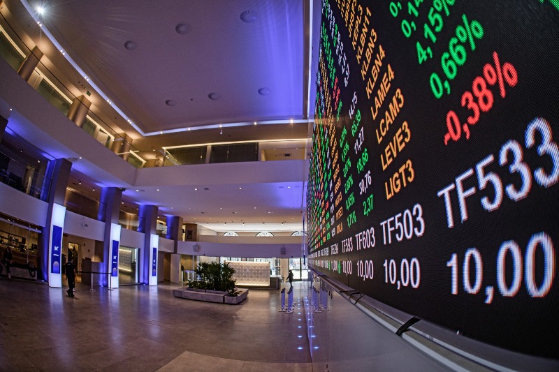 Descolado de NY, Ibovespa cai 0,82%, a 107,8 mil pontos, com foco em Lula