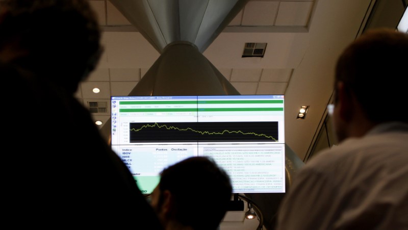 Ibovespa vira e fecha em leve alta com suporte de Petrobras