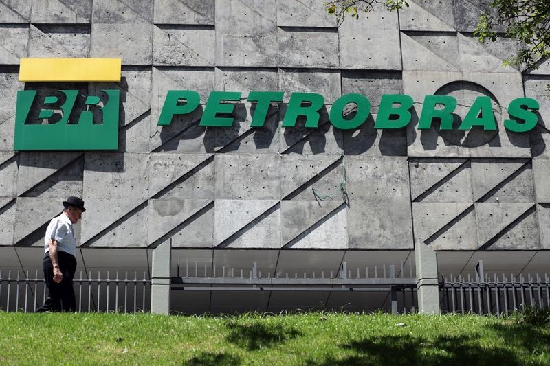 Petrobras leva petróleo a Cubatão por navios após chuvas paralisarem duto, dizem fontes Por Reuters