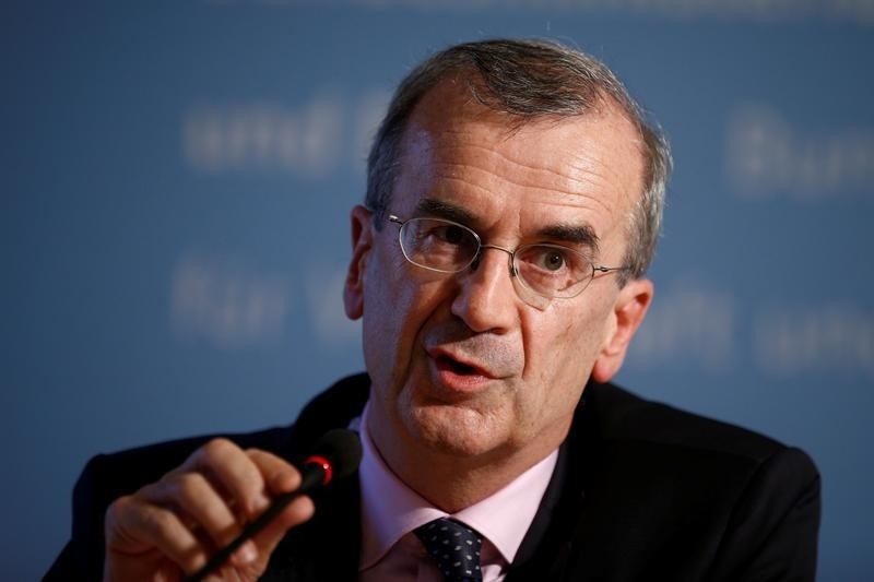 Villeroy vê pico de juros do BCE no 2º semestre, sem cortes este ano Por Reuters