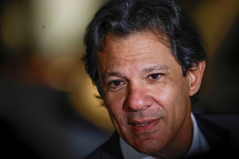 Arcabouço limita crescimento de despesa a 70% do avanço da receita; contas no azul em 2025