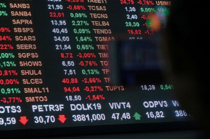 Contra exterior, Ibovespa inicia semana em baixa de 1,04%, aos 100,9 mil