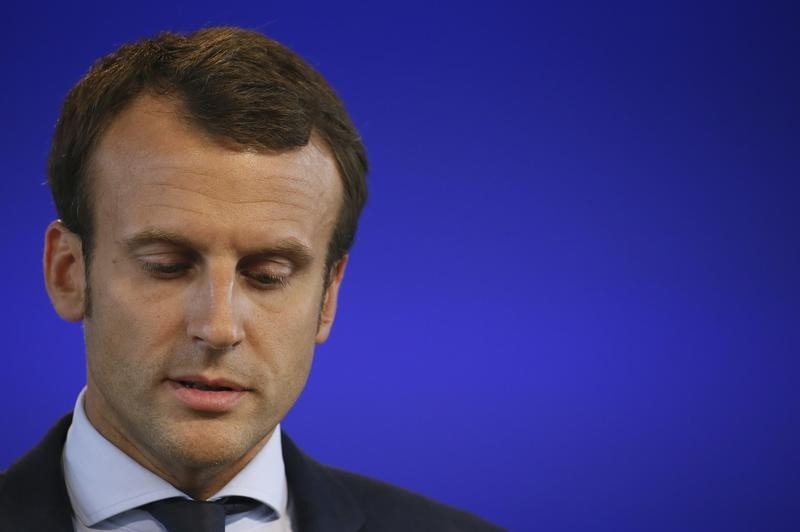 "Enfraquecido", Macron mantém reforma e vistos próximos passos após votação de desconfiança apertada Por Reuters