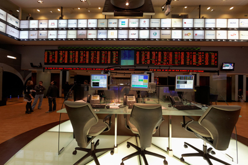 Ibovespa cai 0,77%, aos 100,2 mil pontos, nova mínima de encerramento do ano