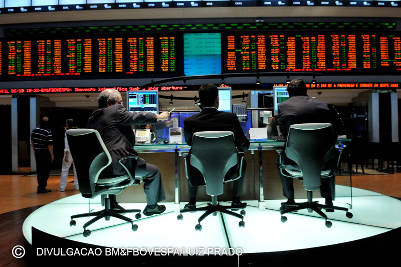 Ibovespa sobe 0,92%, a 98,8 mil pontos, em baixa de 3,09% na semana