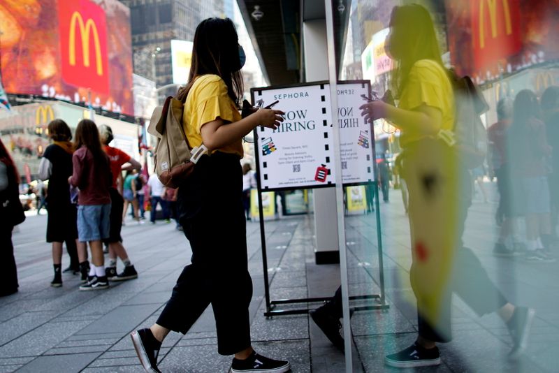 Pedidos semanais de auxílio-desemprego nos EUA caem mais do que o esperado Por Reuters
