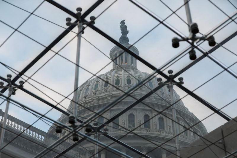 Republicanos se manifestam contra acordo de teto da dívida dos EUA, em sinal de caminho difícil à frente Por Reuters
