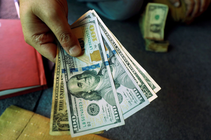 Taxas de juros futuras têm altas altas na manhã de baixa do dólar e novas críticas de Lula ao BC Por Reuters