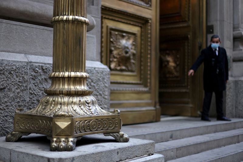 &copy; Reuters Chile: Banco Central corta taxas de juros em 25 pontos-base, a 5,25%