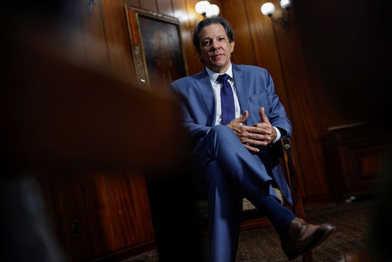 Haddad diz que cerca de 2.040 sites de apostas sairão do ar a partir de sexta-feira Por Reuters